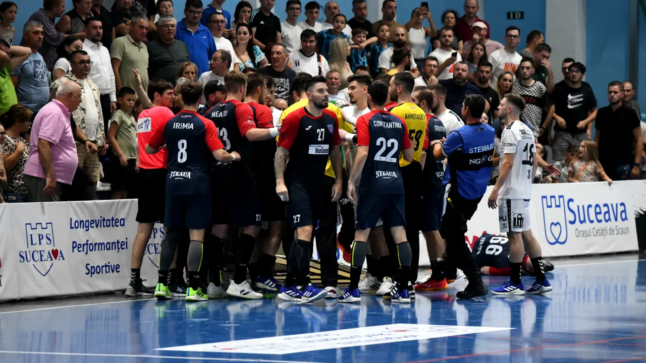 Steaua, oprită de un fan sucevean să marcheze în ultimele secunde în Liga Națională de handbal masculin! Unul dintre spectatori a împins cu piciorul, în teren, o reclamă publicitară. VIDEO