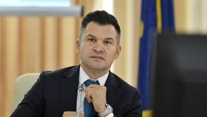 Ministrul Tineretului și Sportului în lenjerie intimă la TV! Ionuț Stroe s-a făcut de râs, în direct, după ce i-a căzut camera web | UPDATE Prima reacție a șefului MTS