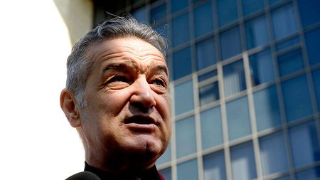 Moment fabulos cu Becali înainte de meciul cu Viitorul: "Ia ține, bă, ochelarii. Ține, bă, ochelarii!" Patronul Stelei, neinteresat de meciul cu Hagi: "Să câștige și nașul o dată"