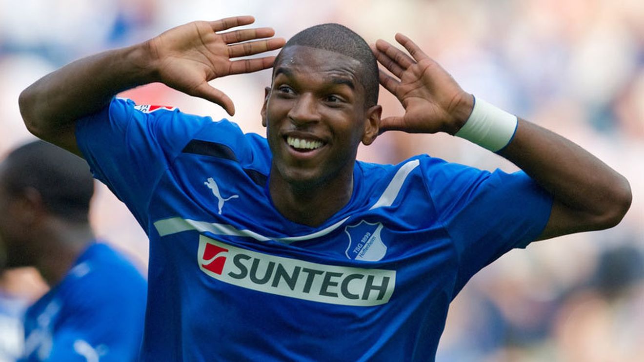 Ryan Babel și-a pozat iubita aproape goală și a postat imaginea pe net