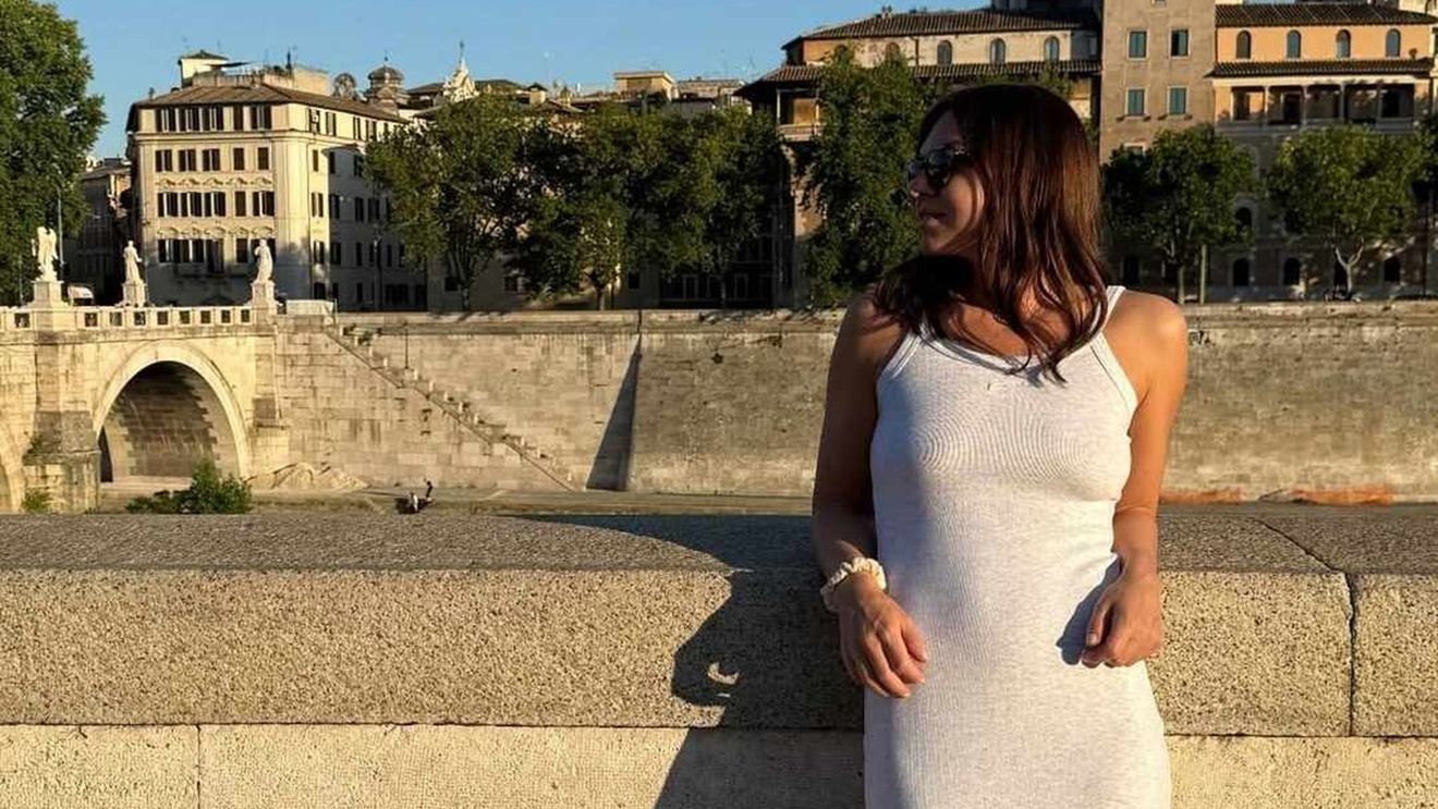 Simona Halep s-a plimbat într-o rochie mulată şi a întors toate privirile pe străzile din Roma