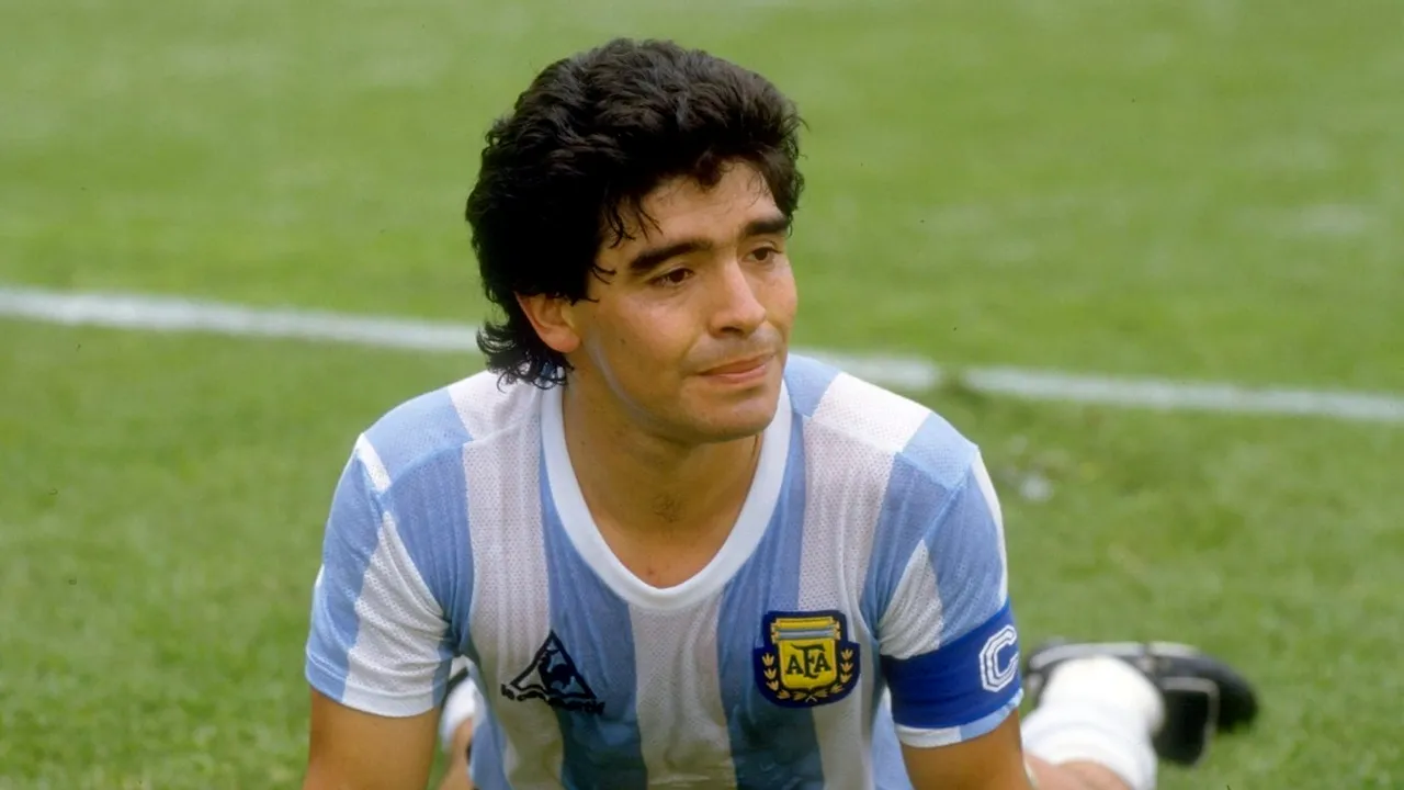 Un fost coechipier al lui Diego Maradona, poveste fabuloasă despre „El Pibe D’Oro”: „Fără sa lase mingea să cadă, a început să ciugulească din pâine!”