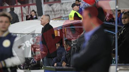 Grigoraș: "&^#%!!!"** Contra i-a răspuns cam la fel: "$#*+^!"** :) Cei doi antrenori și-au adresat cuvinte grele după o fază banală în finalul primei reprize