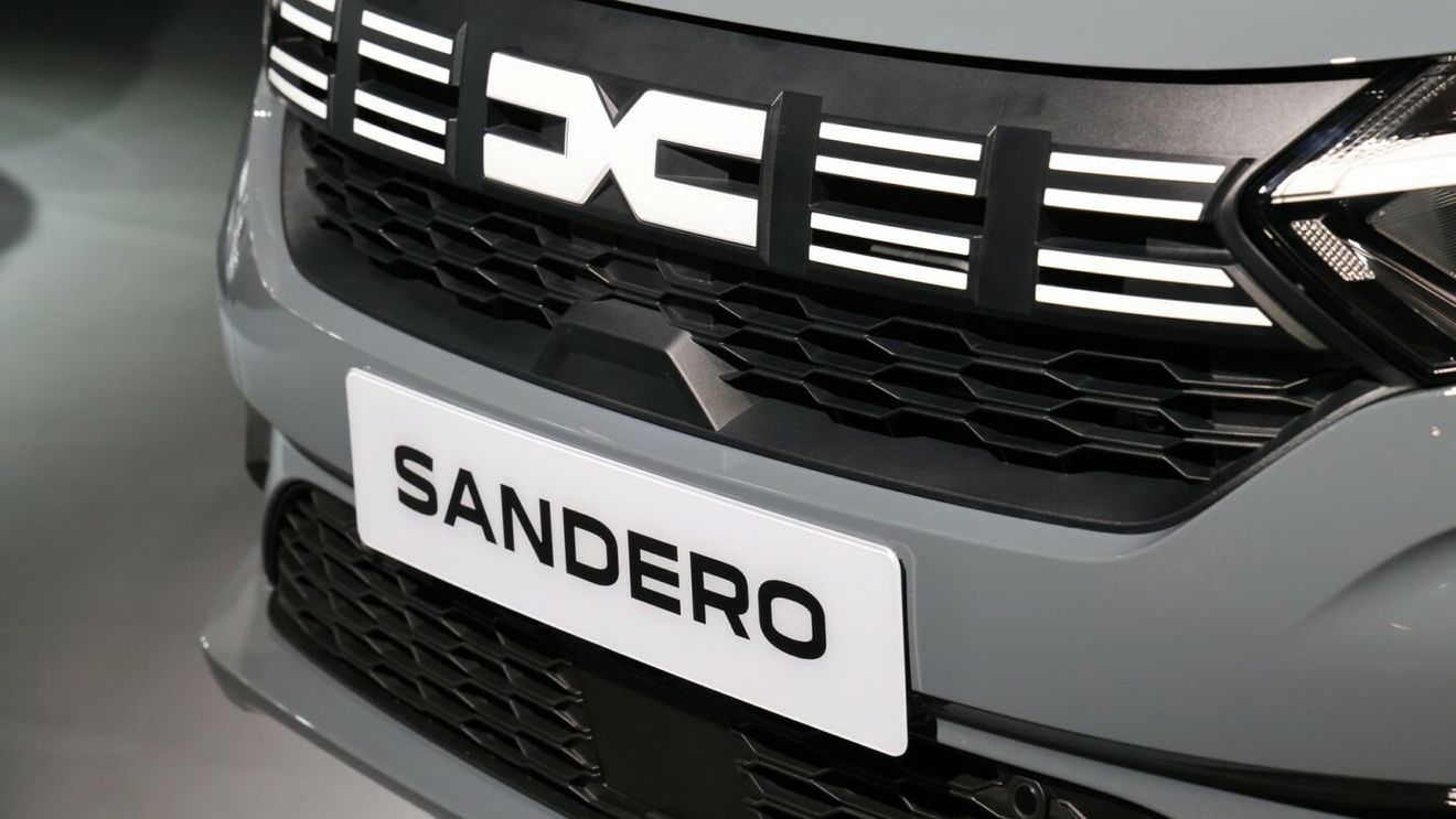 Cum arată noul interior de la Dacia Sandero 2026! Au apărut primele imagini „spion”: „Salt tehnologic evident!”