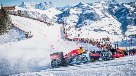 GALERIE FOTO | Cel mai tânăr pilot din istoria Formulei 1 s-a dat cu bolidul de 800 de cai putere pe pista de schi