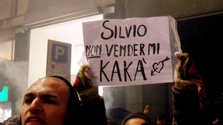 VIDEO Fanii milanezi își arată devotamentul față de Kaka!