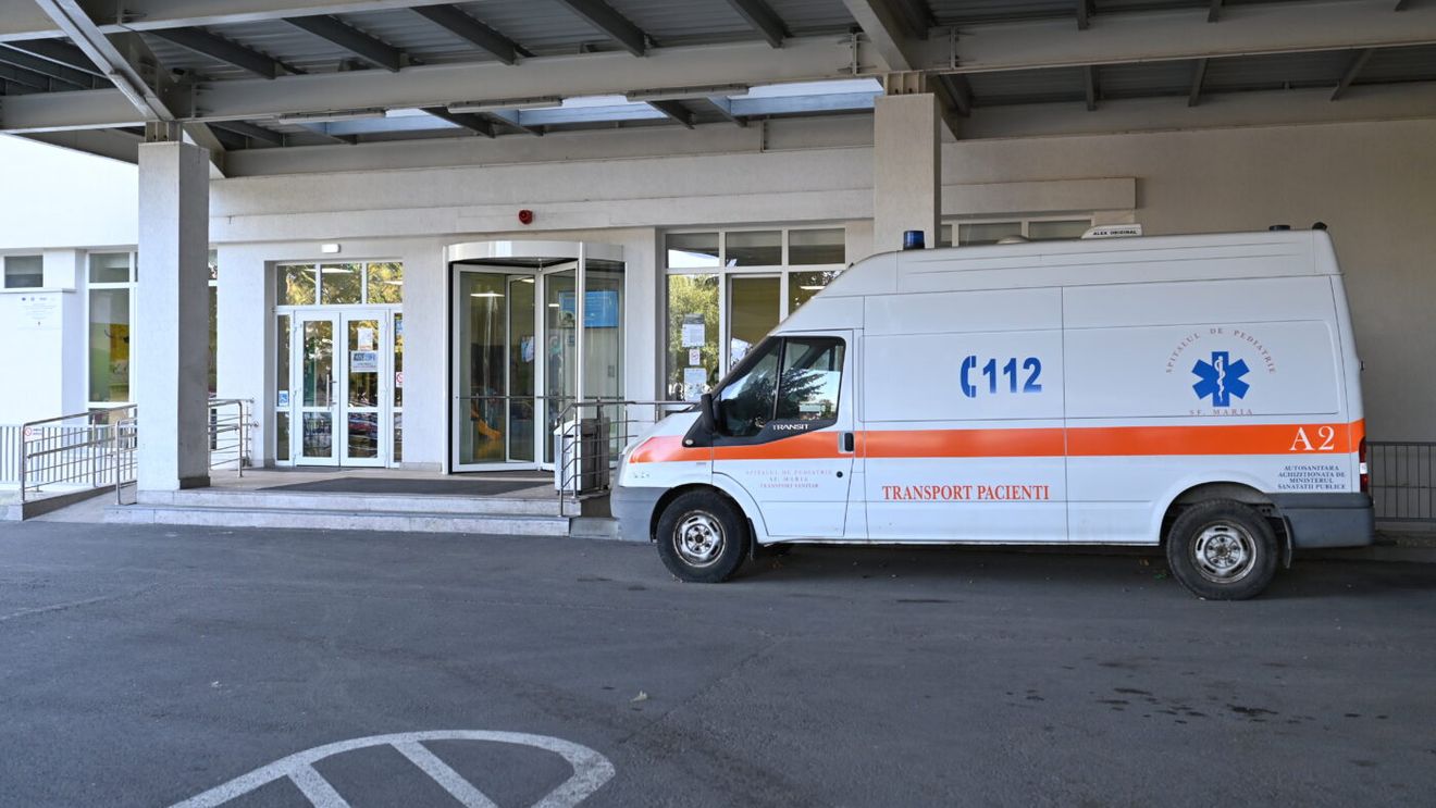 Încă un incident grav pe un teren de fotbal din România: O poartă de fotbal s-a prăbușit cu un adolescent minor, care e acum în comă indusă