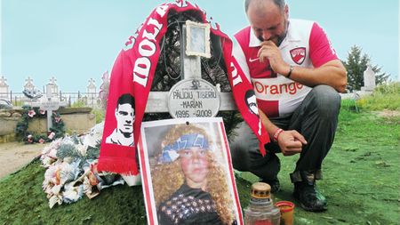 Emoționant! "Câinii", vegheați de 'Păsărilă din Banat' - îngerul alb-roșu