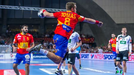 EURO 2016 | Drumul de la spital și până la titlul de cel mai bun jucător al partidei Spania - Germania. În numai 2 zile, Victor Tomas a trecut de la o extremă la alta