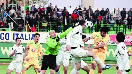 Surdu i-a lăsat muți