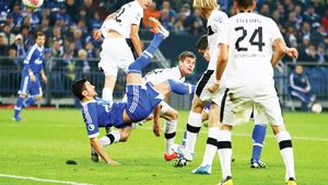 Instinct de atacant!** Ciprian Marica a înscris pentru Schalke cu o „foarfecă" spectaculoasă