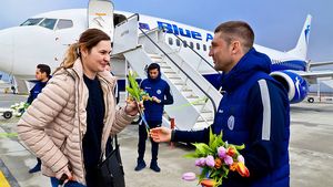 FOTO | Fotbaliștii Iașiului au împărțit flori doamnelor și domnișoarelor, la Aeroport