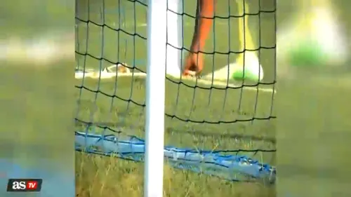 Goalkeeperul a pus o amuletă lângă bară, iar atacantul advers i-a furat-o! Ce s-a întâmplat în momentul în care l-a văzut. VIDEO