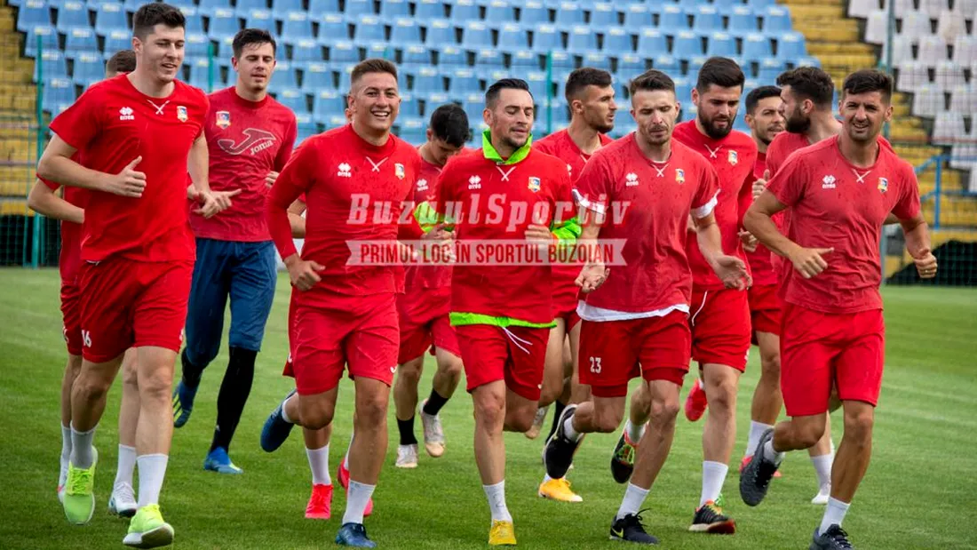 FC Buzău s-a reunit sub comanda lui Cristian Pustai, cu lotul de la SCM Gloria Buzău. Jucătorul nou surprins la prima ședință de pregătire