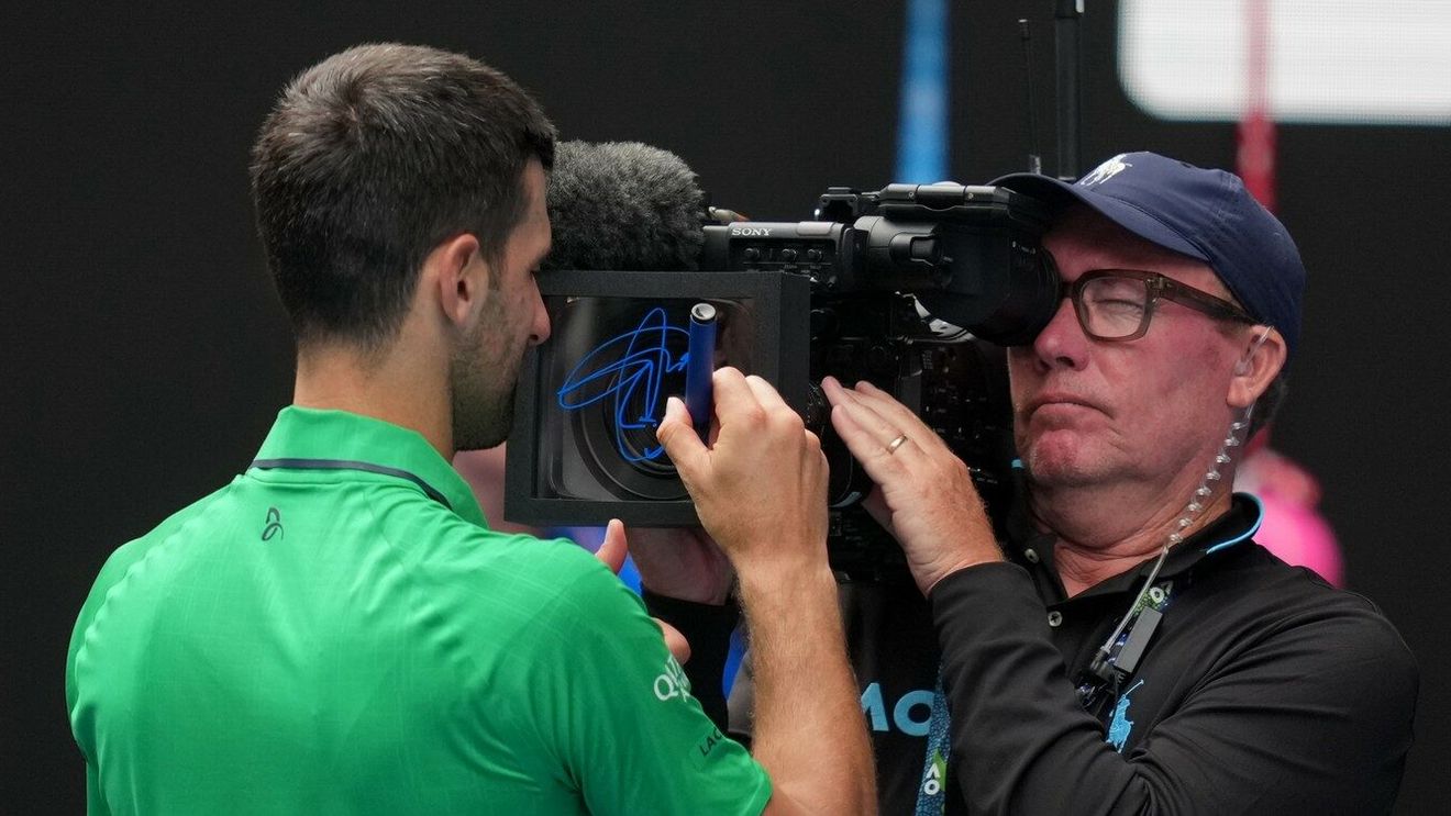 Cui i-a fost adresat mesajul ironic scris de Novak Djokovic pe camera de filmat după ce l-a eliminat pe Jannik Sinner. Sârbul a oferit detalii la conferința de presă