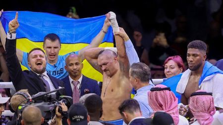 Oleksandr Usyk, victorie extraordinară împotriva lui Anthony Joshua. Pugilistul și-a apărat centurile mondiale îmbrăcat în culorile Ucrainei, iar Volodimir Zelenski nu a ezitat să-l felicite