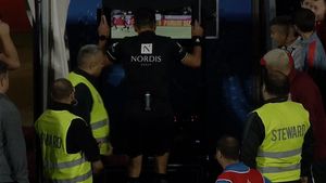 Prima fază controversată cu VAR din istoria Superligii a fost una de coșmar pentru Rapid! Cristi Bălgrădean, eroul lui CFR Cluj | VIDEO