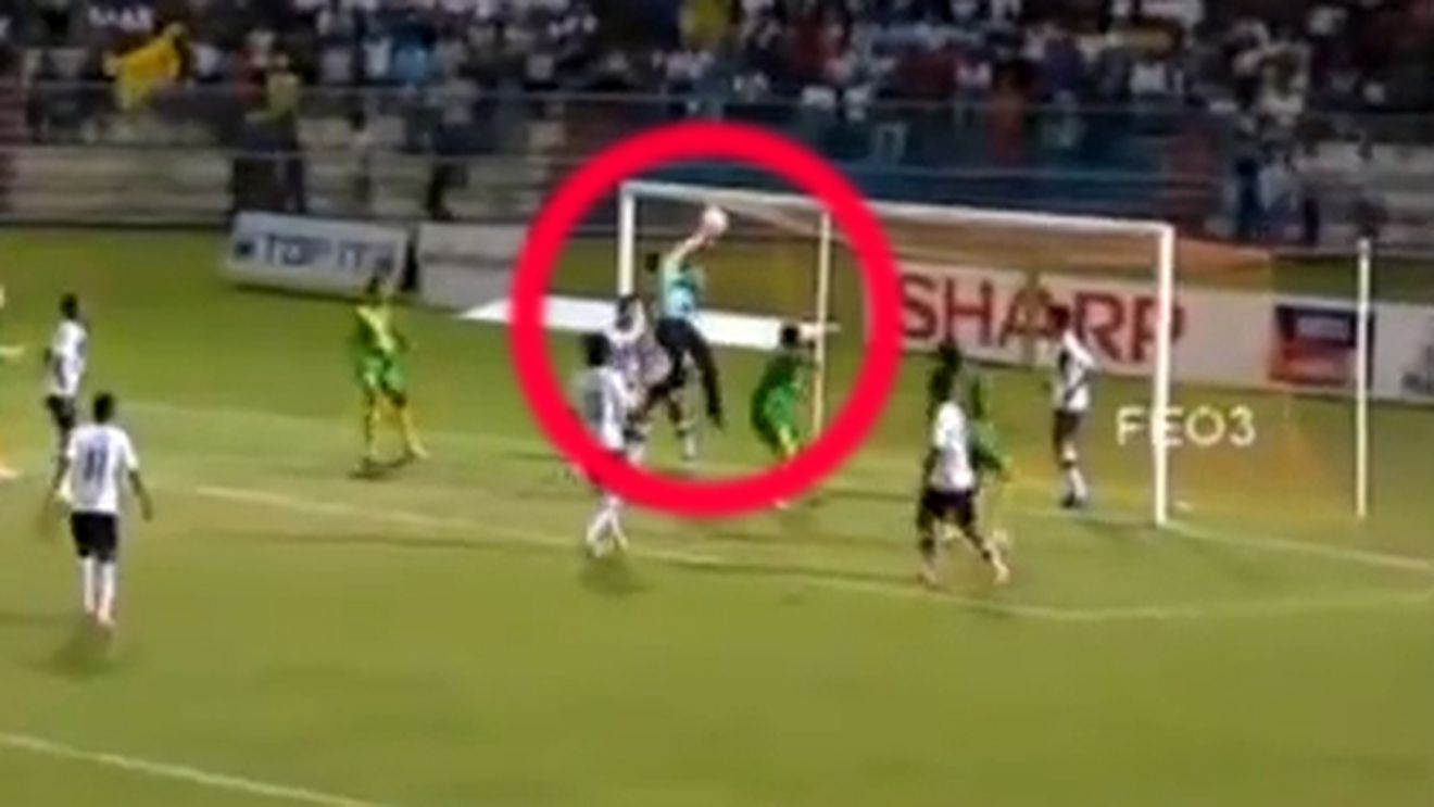 Ce a făcut acest portar nu ai văzut NICIODATĂ‚ pe un teren de fotbal.** VIDEO FABULOS: echipa lui ataca, el încerca să "rezolve" singur meciul