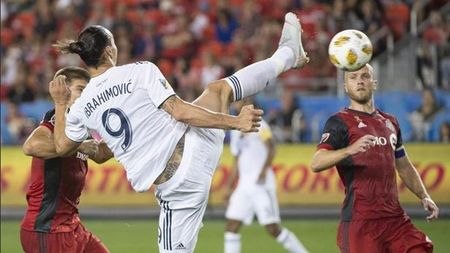 Ibrahimovic - show! A marcat golul 500 al carierei cu un procedeu din taekwondo și a dat o declarație "marcă înregistrată": "Am mai multe goluri date decât au băieții de pe teren meciuri jucate la un loc" | VIDEO
