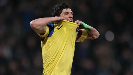 "Dodel", ciuca bătăilor!** Tănase e foarte atractiv pentru pumnii celor din jurul său! :) A încasat-o de 3 ori în doar 4 luni