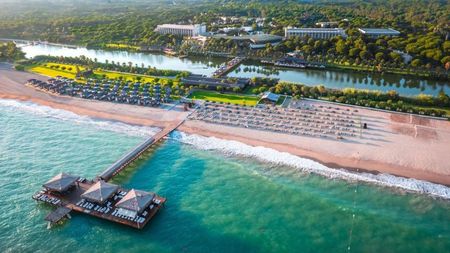 Românul care ia pensie de 5.000 de euro a fost în vacanță într-un loc de 5 stele din Europa, care l-a dat pe spate: „Una dintre minunile lumii”