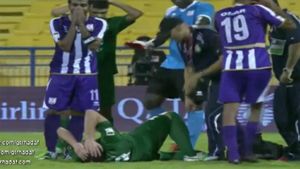 VIDEO - Accidentare îngrozitoare pe un teren de fotbal! Ceilalți jucători nu-l puteau privi fără să-și pună mâinile în cap