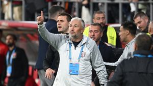 Fotbalistul cu cetățenie română și maghiară îl avertizează pe Dan Petrescu. Cum arată „Bilbao din Ungaria”, o echipă ultranaționalistă care joacă fotbalul englezesc de pe vremuri. EXCLUSIV