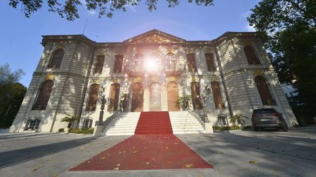 „Cunoscând pe Becali am ajuns să cunosc pe Dumnezeu”. Imagini cu Palatul de 25 de milioane de euro al patronului FCSB, vandalizat iar de Ivanov, bărbatul care îi dă teroare