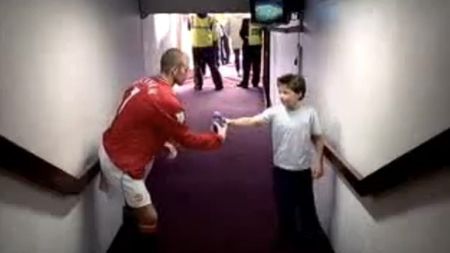 Beckham, umilit de un puști :)! VIDEO** TOP 10 cele mai amuzante reclame cu fotbaliști