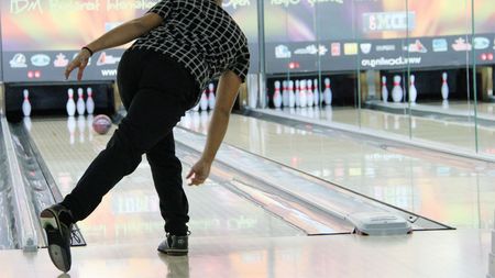 TIMP LIBER | Bowling, de la Fred Flintstone la distracția care se transformă în sport de performanță pentru că ți-ai cumpărat o bilă "profi"
