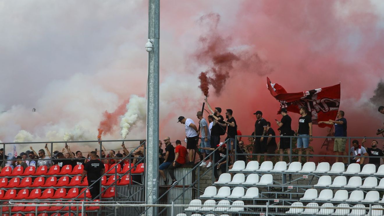 Suporterii lui UTA au uitat de pandemie și au „fentat” regulile la meciul cu Rapid. Fanii au aprins torțe pe stadion | VIDEO&FOTO