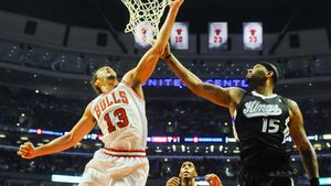 Fanii așteptau cu sufletul la gura finalul partidei!** Un jucător din NBA a fost certat de antrenor pentru că a încercat un coș ce le-ar fi adus suporterilor un premiu 