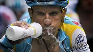 "Albina" norocoasă. Paolo Tiralongo, omul care nu câștigase nicio cursă în 11 ani, și-a trecut în cont a treia victorie în cinci ani în Giro. Aru i-a luat o secundă lui Contador în clasamentul general. Uran a pierdut din nou timp