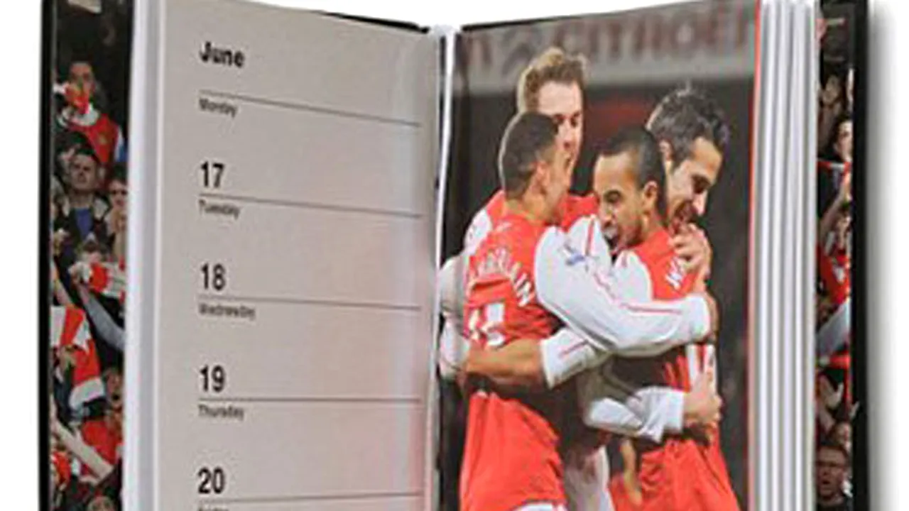 FOTO: Gafă istorică făcută de Arsenal. Fanii au rămas cu gura căscată când au deschis calendarul pe 2013.** Ce este în neregulă cu imaginea asta