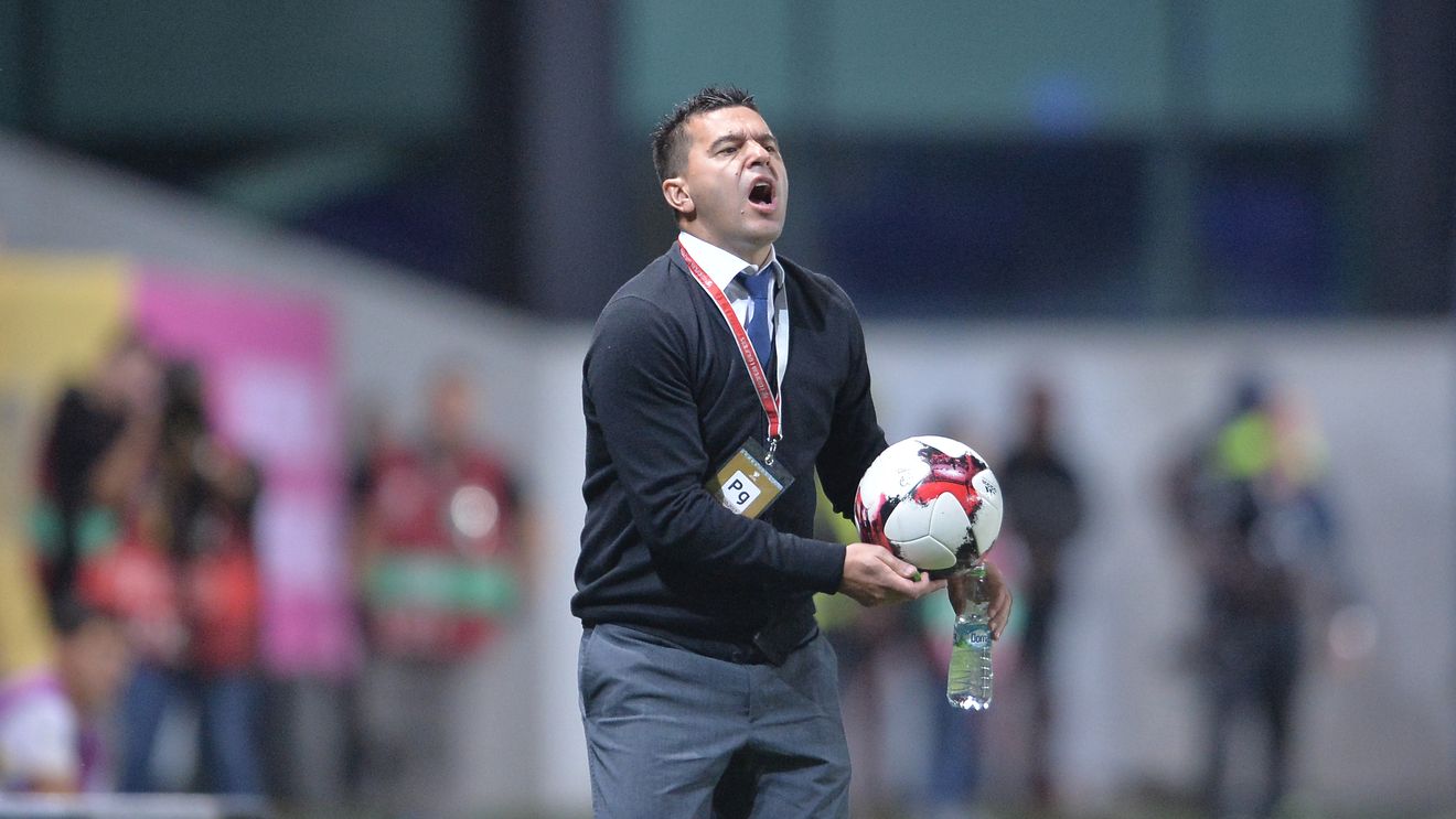 "Mi-ar plăcea să am jucători care intră cu 2-0, 3-0 la pauză...". Contra e nemulțumit de condițiile de la Craiova: "Orice antrenor ar spune la fel"