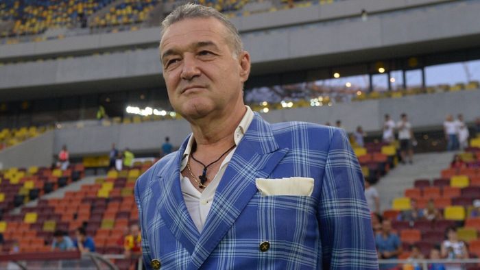 Francezii au rămas interziși: „Așteptat de mulțimi și oameni nevoiași, Gigi Becali scoate bancnote dintr-o pungă de plastic și le oferă mulțimii în strigăte de ‘Doamne Ajută’”