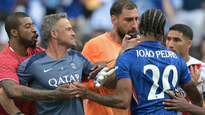 Ce nu s-a văzut la TV! Scandal fără precedent: Luis Enrique l-a împins pe Joao Pedro, iar fotbalistul lui Chelsea ar fi fost lovit peste față de o altă persoană de la PSG!