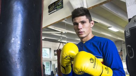 Trei șanse de medalii la Europenele U22 de box de la Brăila. Robert Jitaru, Daniel Costea și Andrei Arădoaie s-au calificat în sferturile de finală