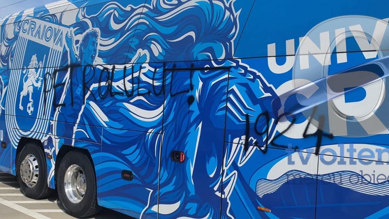 Oltenii fac haz de necaz! Suporterii Craiovei râd de fanii Petrolului care au scris greșit numele echipei favorite pe autocar