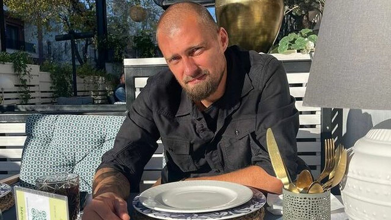 Gabi Tamaș, ipostaze incredibile înaintea meciului din sferturile de finală ale Cupei României! Fundașul a făcut genuflexiuni într-un restaurant de lux din Capitală