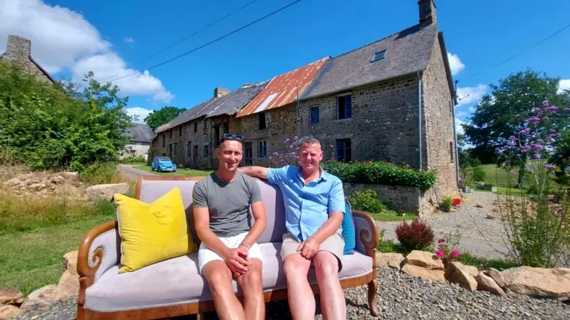 Un cuplu de britanici cumpără un sat francez cu 12.000 de lire sterline
