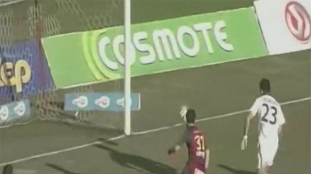 VIDEO INCREDIBIL | Gestul uluitor al unui jucător făcut înainte ca mingea șutată de el să intre în poartă. Vezi ce s-a întâmplat