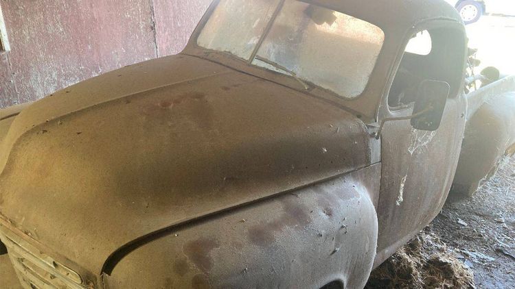 A găsit într-un hambar o camionetă din 1949. Cum arată și cât cere pe ea