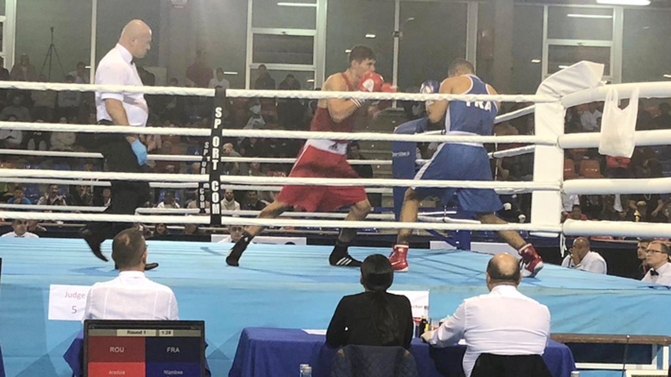 Boxerul Andrei Arădoaie s-a calificat în finala categoriei semigrea la Campionatul Uniunii Europene de la Valladolid. Dinamovistul se va bate pentru aur cu englezul Benjamin Wittaker
