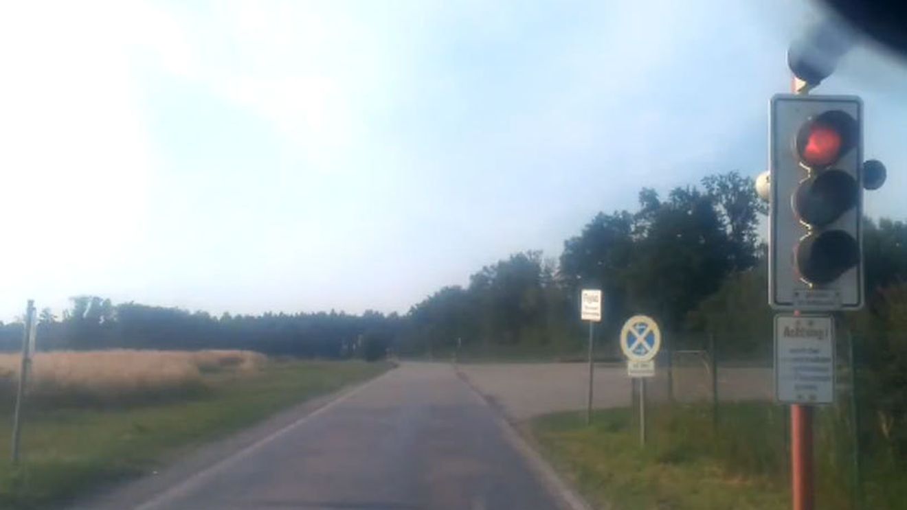 VIDEO Au inventat un semafor special! Un șofer a fost obligat să acorde prioritate unui avion aflat în zbor :)