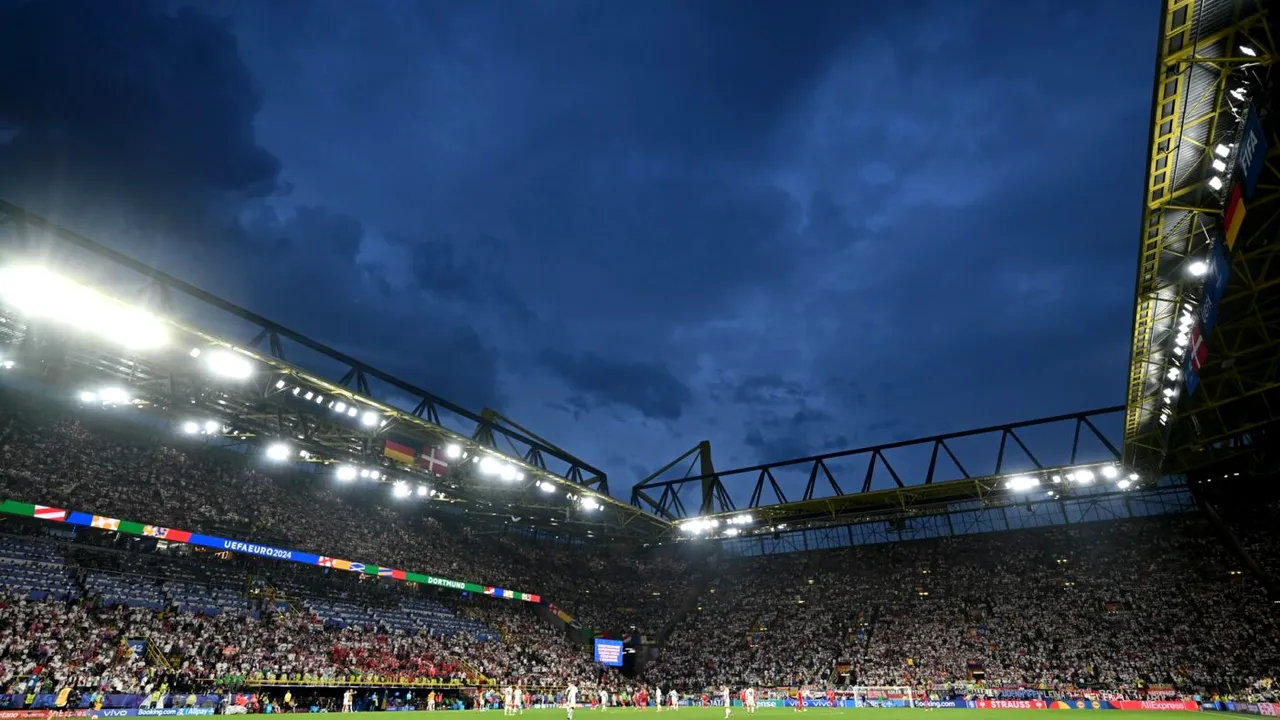 De ce au fugit speriați la vestiare fotbaliştii danezi, când furtuna s-a dezlănțuit la meciul cu Germania de la Dortmund! Povestea terifiantă pe care o cunosc ei: ce a pățit un jucător după ce a fost lovit de un fulger!