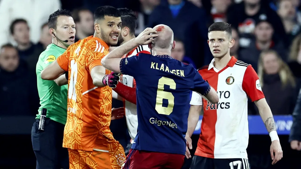 Haos în Olanda! Feyenoord - Ajax, întrerupt de două ori: suporterii l-au umplut de sânge pe Davy Klaassen | VIDEO