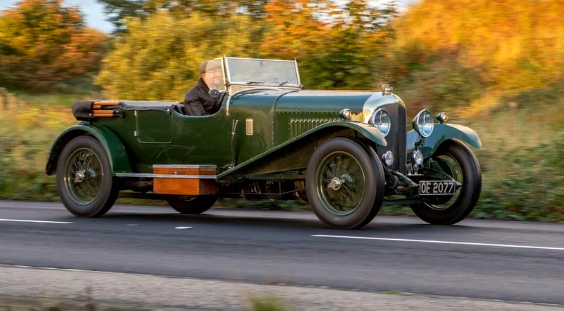 De ce emblema de la Bentley are, de fapt, aripi! Cine a fost creatorul acestei mărci exclusivite de automobile și cum a ajuns atât de prețioasă în timp | FOTO