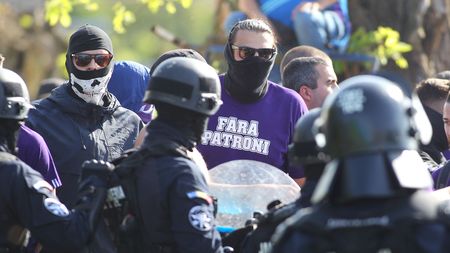 Pregăteau un măcel! Suporterii lui Poli Timișoara aveau "arsenalul" gata pentru meciul cu Farul. Ce s-a găsit în autocar. FOTO