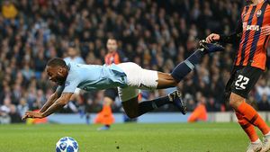 IREAL! Manchester City a beneficiat de cel mai stupid penalty acordat în ultimele decenii. FOTO | Adversarii au rămas "interziși" la faza care face înconjurul internetului. Cine e arbitrul de top care s-a făcut de râs
